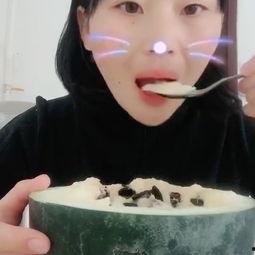 小孩吃大瓜视频,小宝贝挑战大瓜，萌态十足引欢笑